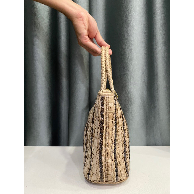 Túi si nhập Nhật xách ta.y da rắn biển đan hai màu độc lạ