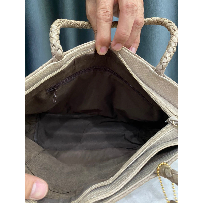 Túi si nhập Nhật xách ta.y da rắn biển đan hai màu độc lạ