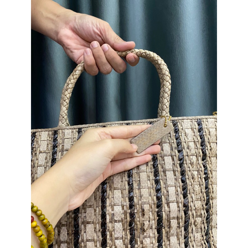 Túi si nhập Nhật xách ta.y da rắn biển đan hai màu độc lạ