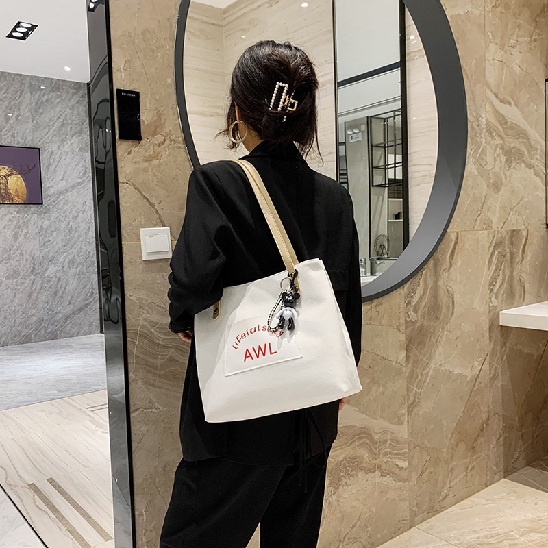 Túi đeo vai thời trang B70 khoá kéo kèm phụ kiện cute phong cách Hàn Quốc