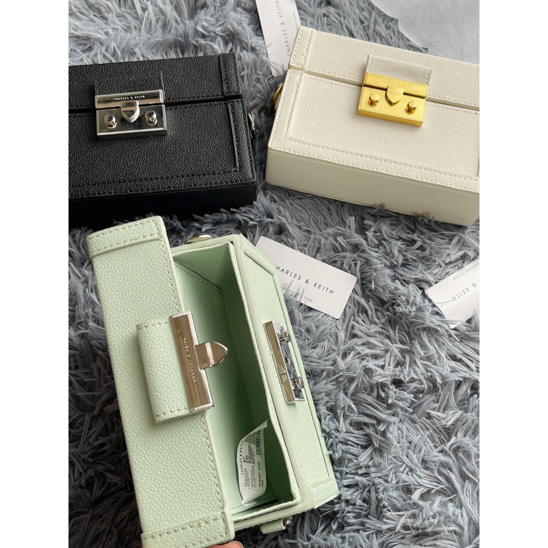 Túi Charles and keith đeo vai hình hộp Chain Strap Boxy