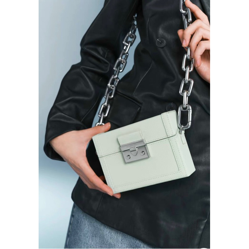 Túi Charles and keith đeo vai hình hộp Chain Strap Boxy