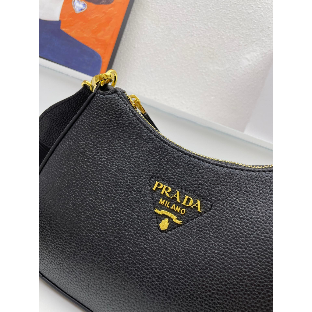 Túi đeo chéo nữ Prada trang trí logo sành điệu