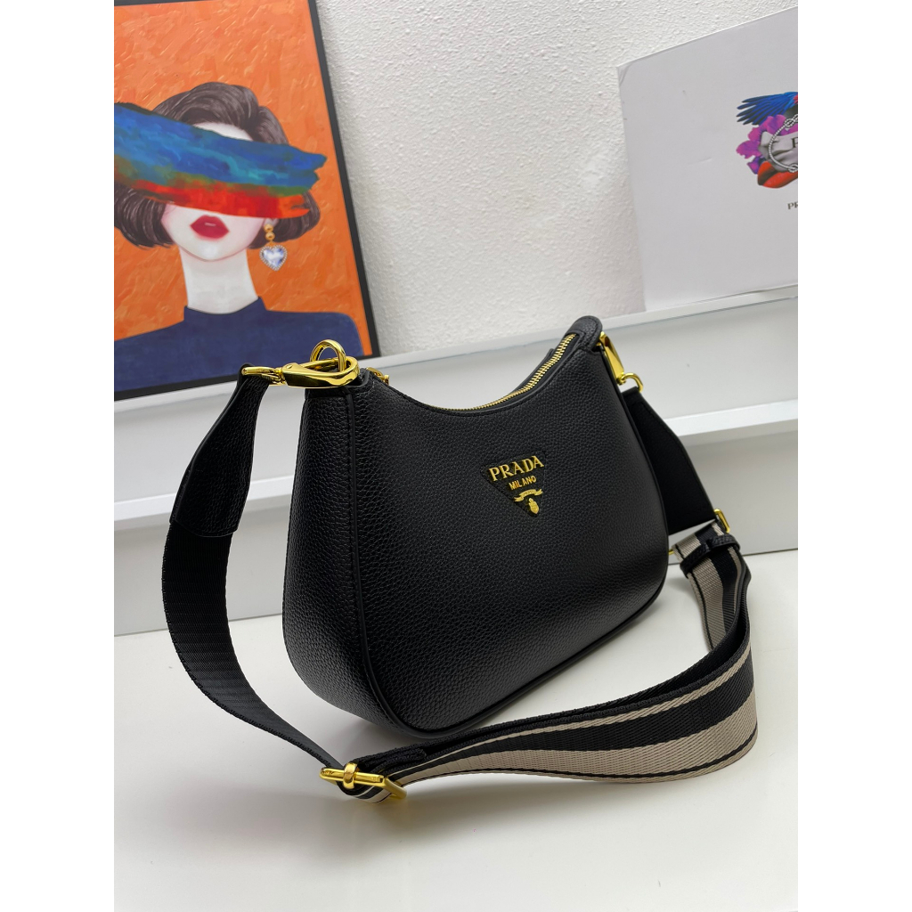 Túi đeo chéo nữ Prada trang trí logo sành điệu