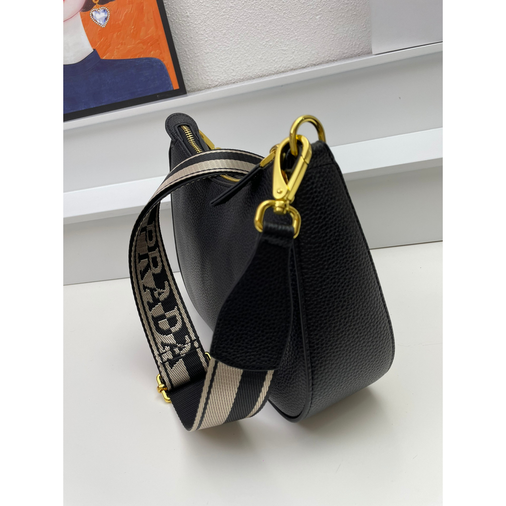 Túi đeo chéo nữ Prada trang trí logo sành điệu