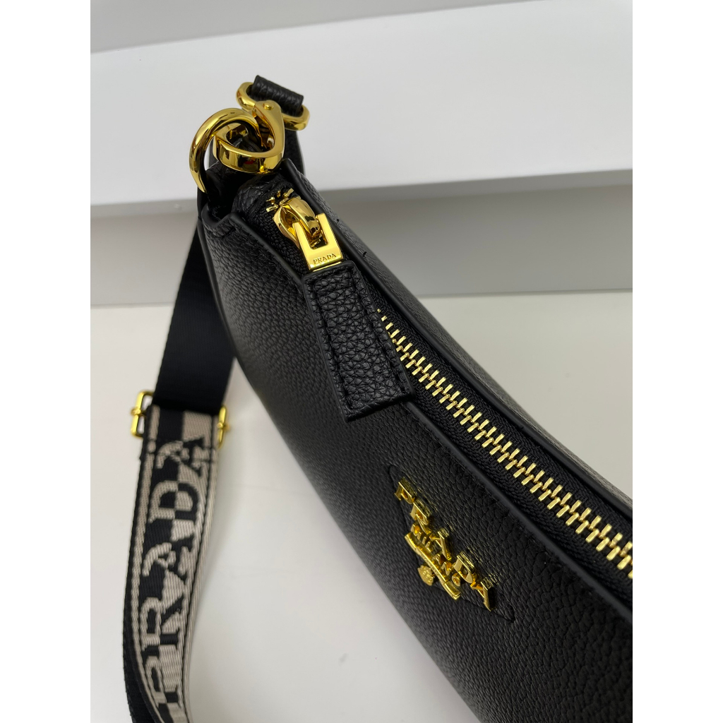 Túi đeo chéo nữ Prada trang trí logo sành điệu