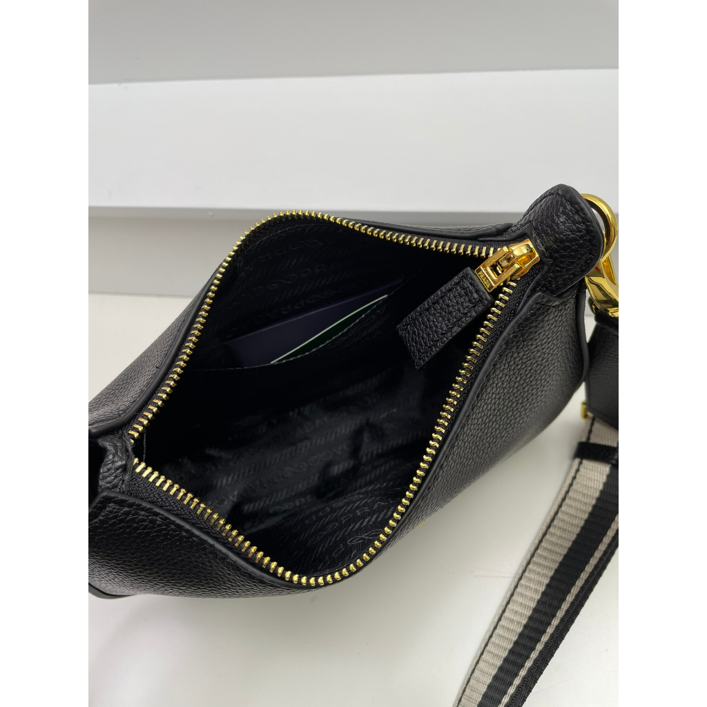 Túi đeo chéo nữ Prada trang trí logo sành điệu