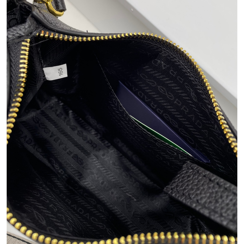 Túi đeo chéo nữ Prada trang trí logo sành điệu