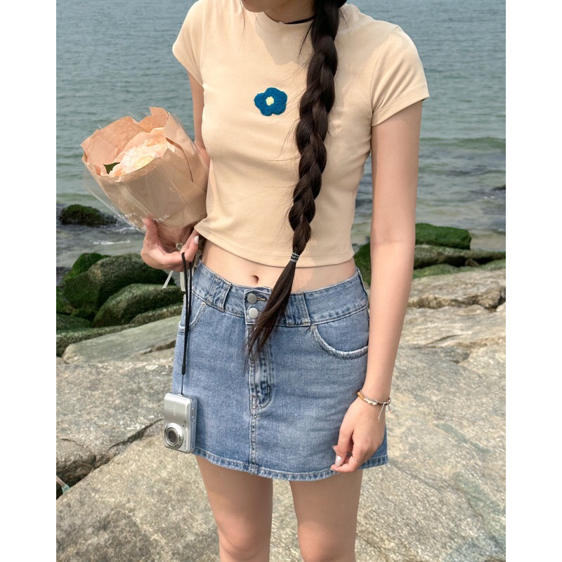 Áo thun dáng ngắn hình hoa thêu xù - DELYN