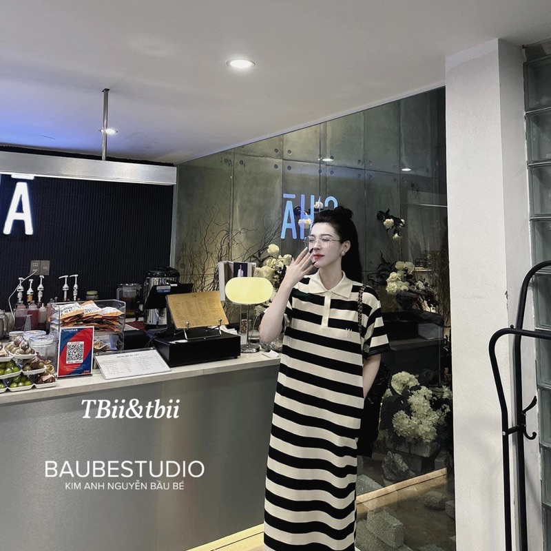 Váy polo kẻ thêu chữ W