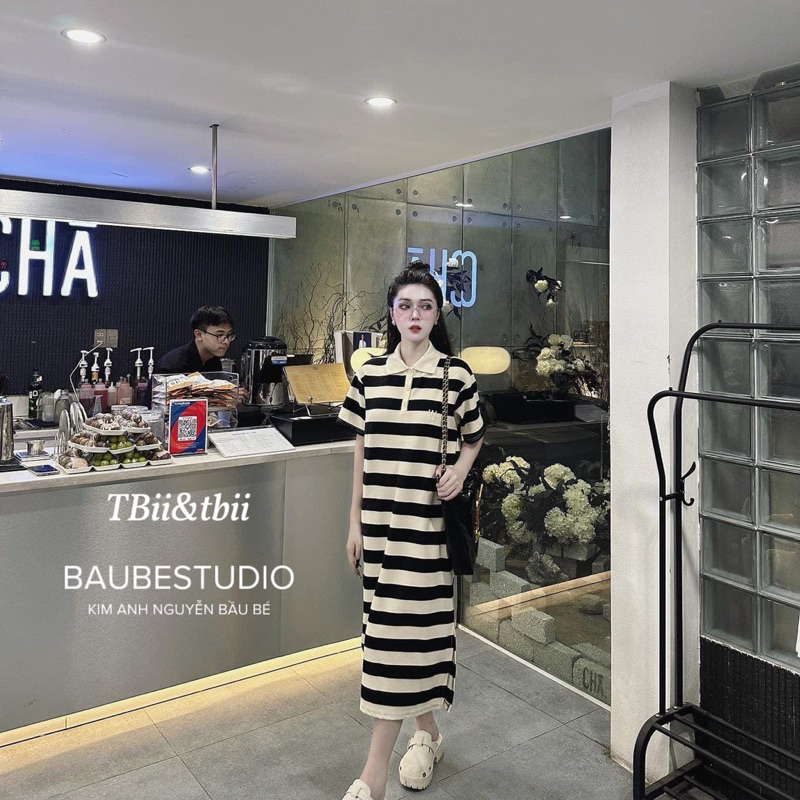 Váy polo kẻ thêu chữ W