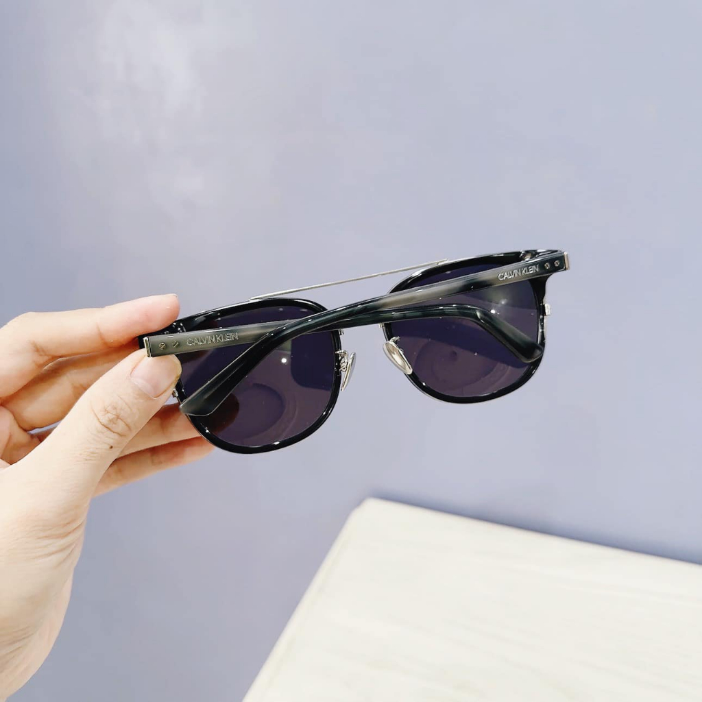 Kính mát Calvin Klein gọng đen, mắt xám, dáng vuông	 CK18517SA 001