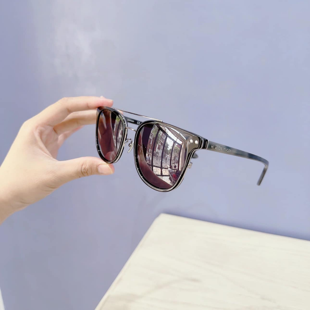 Kính mát Calvin Klein gọng đen, mắt xám, dáng vuông	 CK18517SA 001