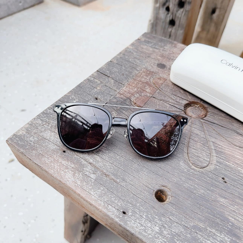 Kính mát Calvin Klein gọng đen, mắt xám, dáng vuông	 CK18517SA 001