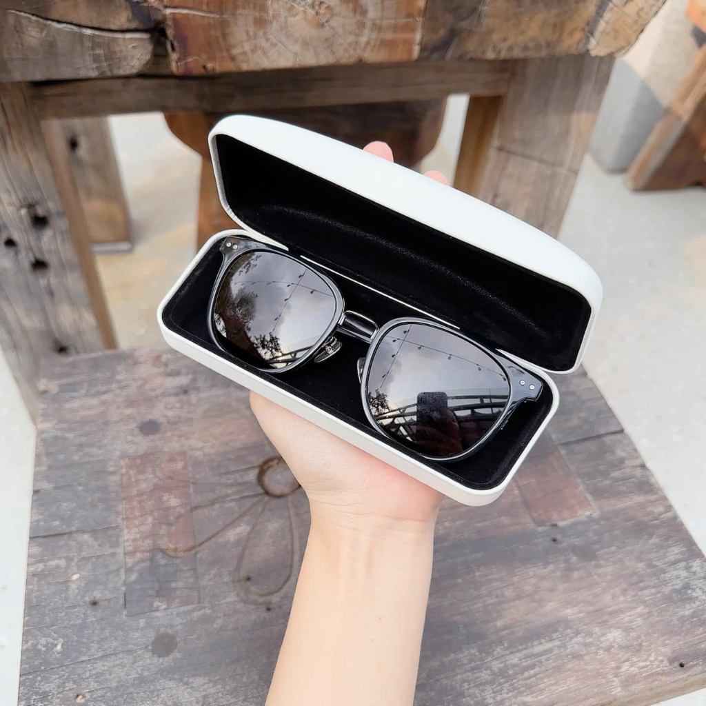 Kính mát Calvin Klein gọng đen, mắt xám, dáng vuông	 CK18517SA 001