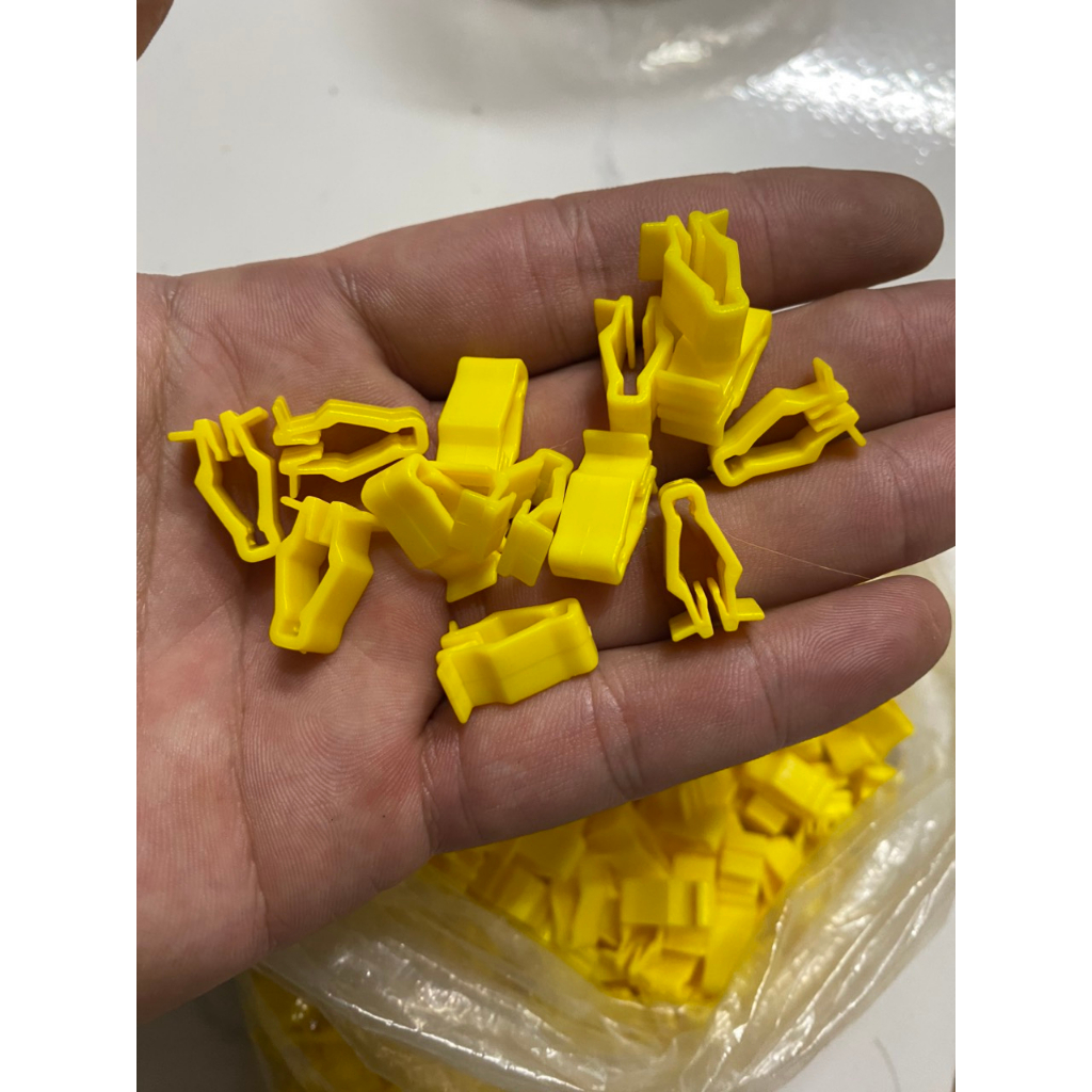 Pát kẹp nhựa dàn áo màu vàng, màu trắng chuyên dụng cho xe Honda