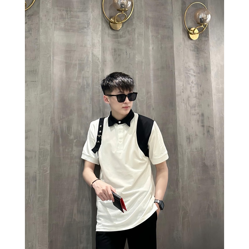 Áo polo nam cổ bẻ MCQ vải gai thêu vạch dây đen trắng hai vai phong cách boy phố công tử