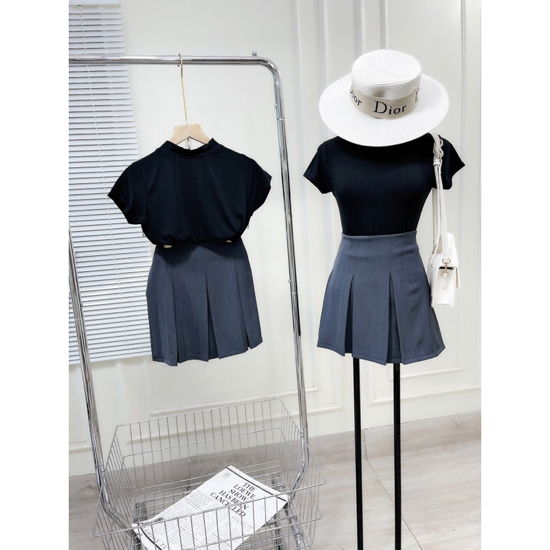 LẺ Áo Thun Đen Cổ Lọ Và Chân Váy Xếp Ly Rời