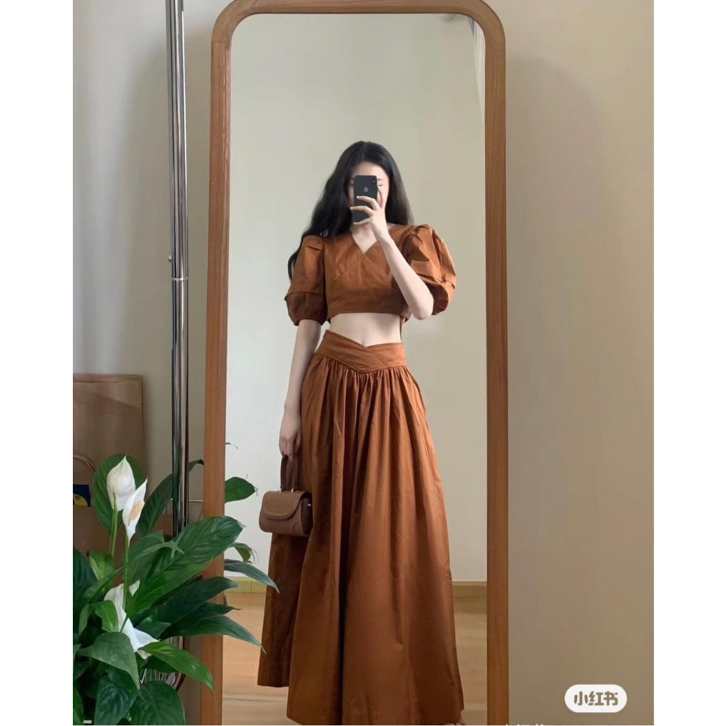 SET ÁO NÂU CROPTOP CHÉO NGỰC TAY LỠ PHỒNG + CHÂN VÁY MIDI NÂU XẾP LY (TH)