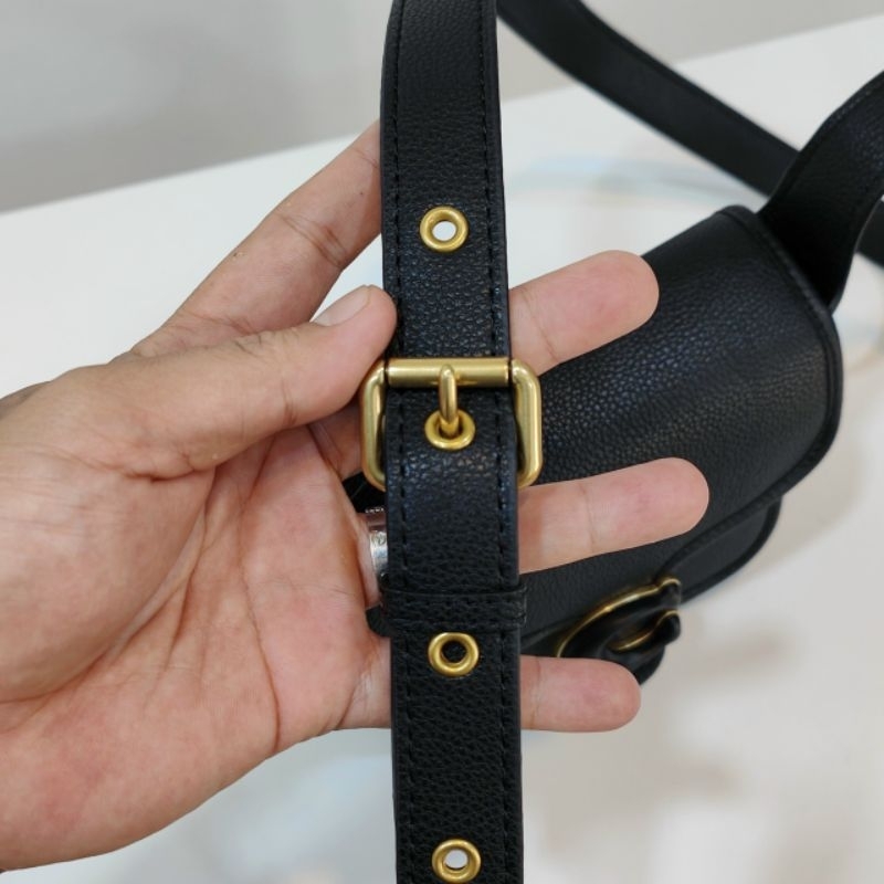 Túi C0ACH®: Tabby Messenger 19 da cao cấp tạo nét thanh lịch, tao nhã