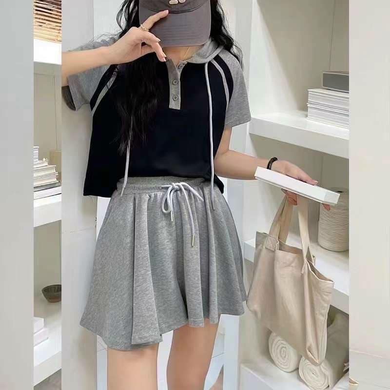Set bộ áo dáng lửng có mũ phối màu tay ráp lăng + quần short ống rộng giả váy