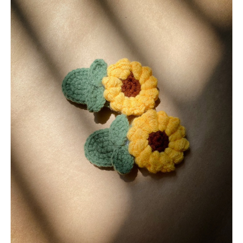 Kẹp tóc len handmade hoa hướng dương vàng
