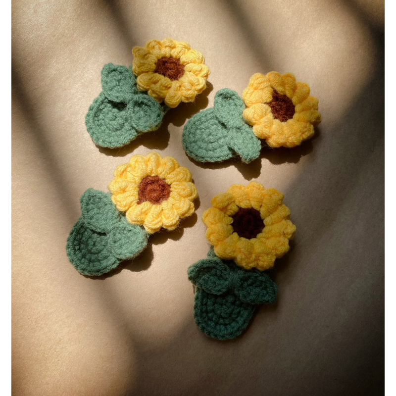 Kẹp tóc len handmade hoa hướng dương vàng