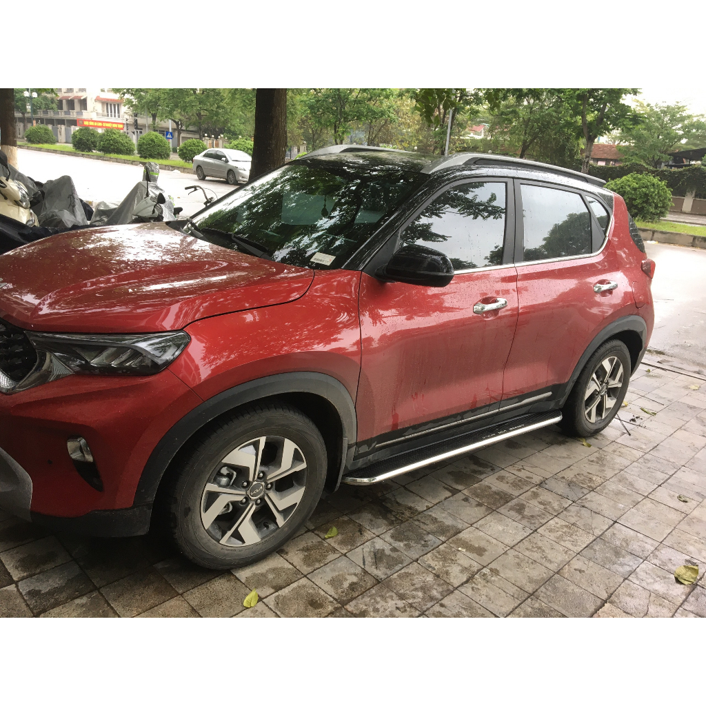 Bậc lên xuống, bệ bước chân xe Kia Sonet. Mẫu nhôm đúc. Khắc laser logo. Siêu KM