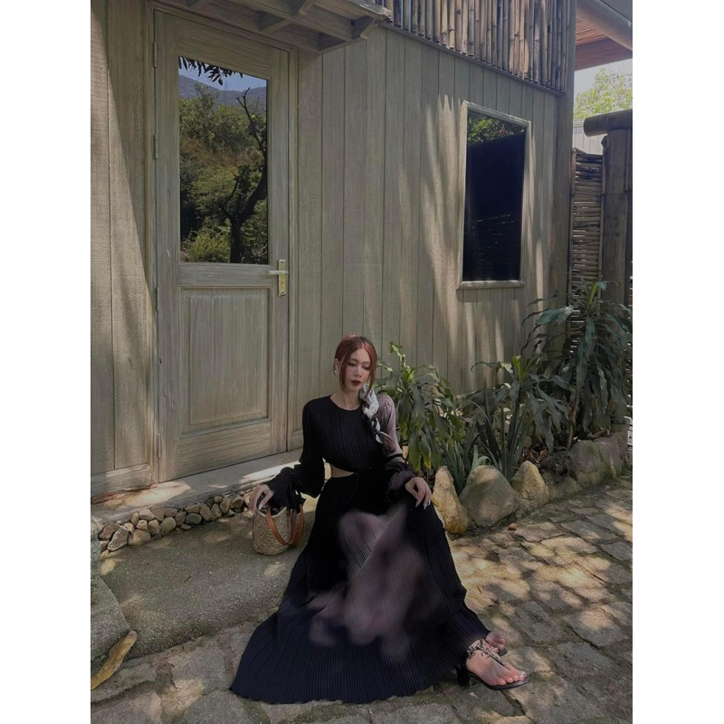 ĐẦM MAXI ĐEN XẾP LY TAY LOE CUT-OUT EO