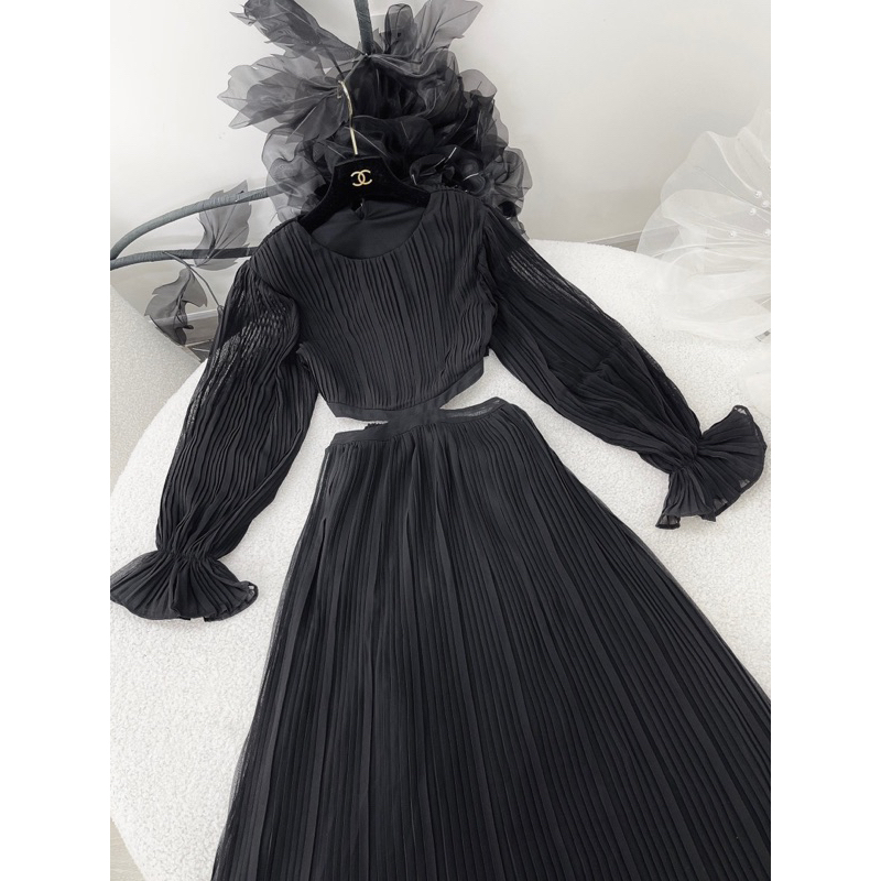 ĐẦM MAXI ĐEN XẾP LY TAY LOE CUT-OUT EO