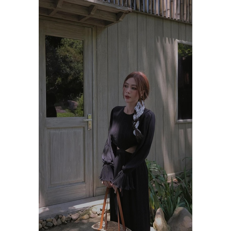 ĐẦM MAXI ĐEN XẾP LY TAY LOE CUT-OUT EO