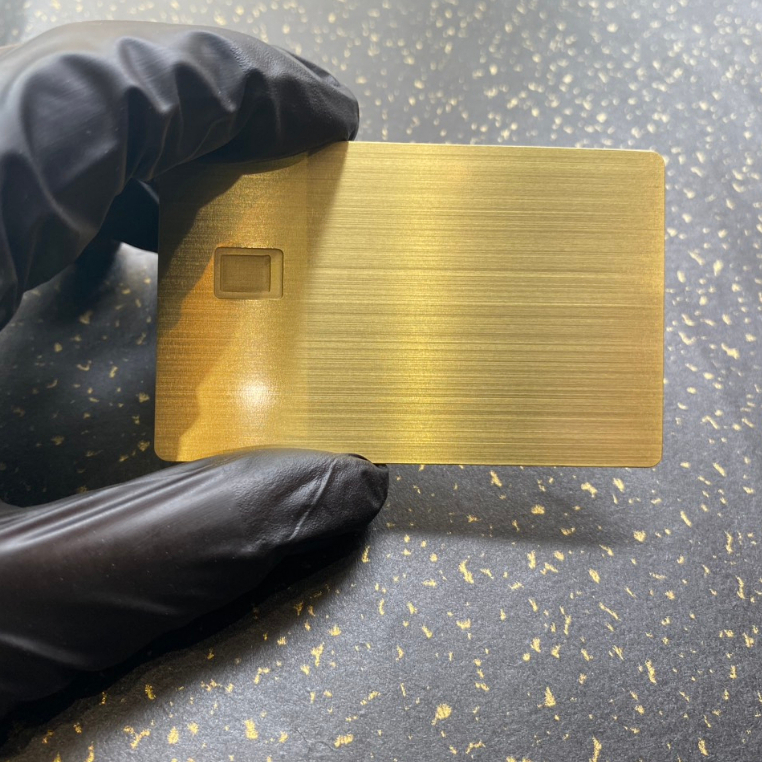 THANH LÝ PHÔI THẺ ATM THẺ TÍN DỤNG BẰNG KIM LOẠI TRƠN - MÀU VÀNG XƯỚC  - THẺ XƯỚC NHẸ PHẦN MÉP