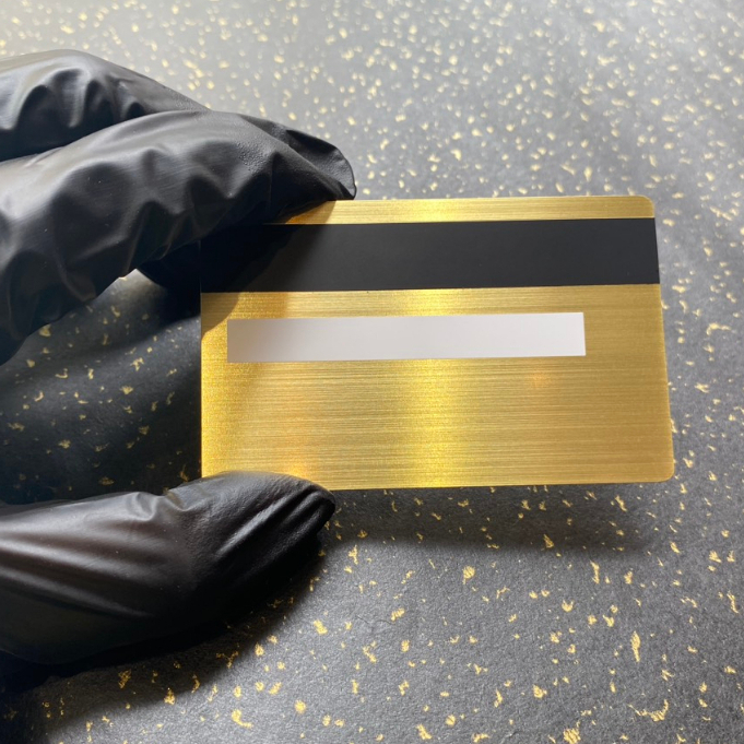 THANH LÝ PHÔI THẺ ATM THẺ TÍN DỤNG BẰNG KIM LOẠI TRƠN - MÀU VÀNG XƯỚC  - THẺ XƯỚC NHẸ PHẦN MÉP