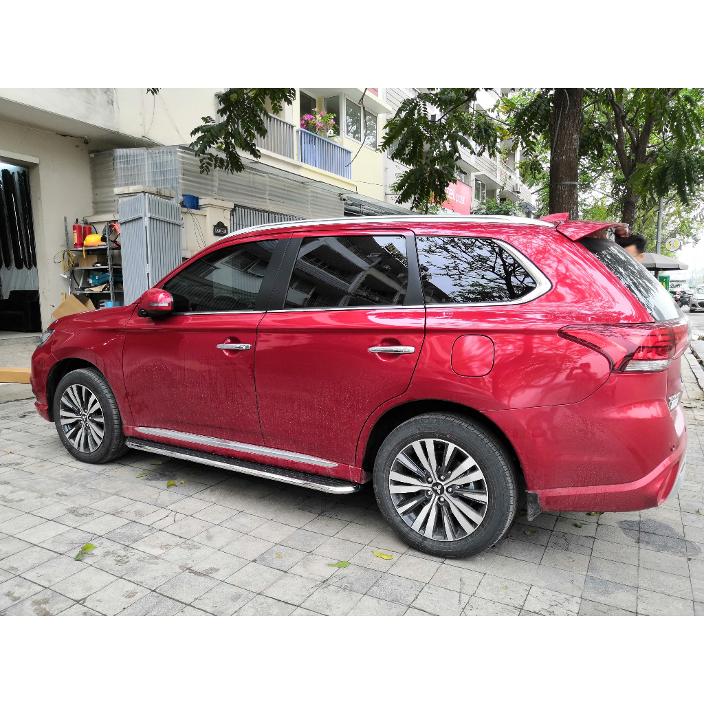 Bậc lên xuống, bệ bước chân xe Mitsubishi Outlander 2016 - 2022. Mẫu Nhôm đúc 100%, siêu KM