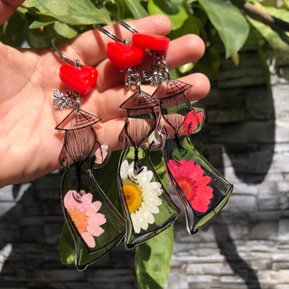 Móc khóa cô gái Việt Nam -thêm tên theo yêu cầu -handmade Lilande 18 mẫu hoa thật key chain