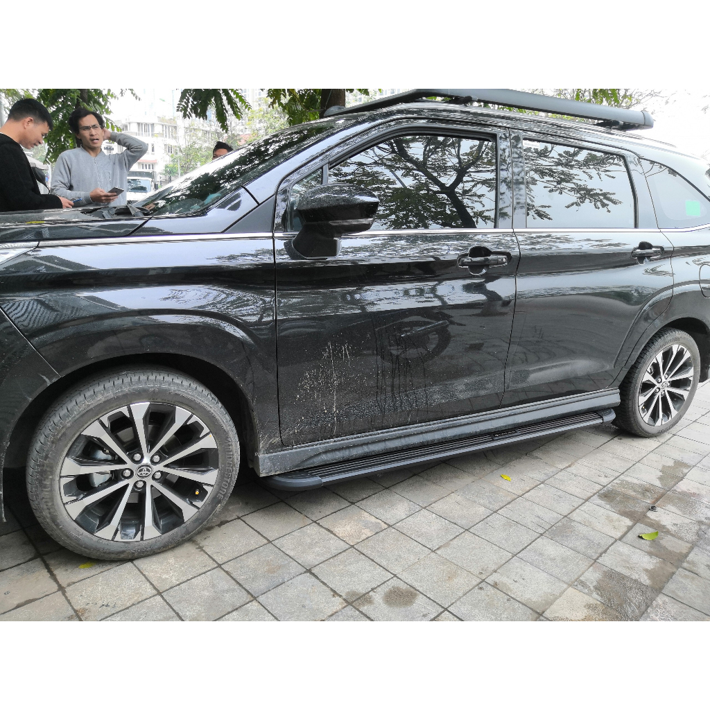 Bậc lên xuống, bệ bước chân xe Toyota Veloz 2022. Nhôm đúc 100%. Siêu KM. Khắc laser logo với mẫu mặt nhôm