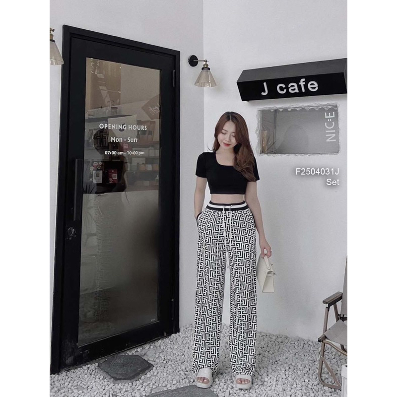 Set áo thun zip đen croptop tay con phối quần suông họa tiết tôn dáng transtore