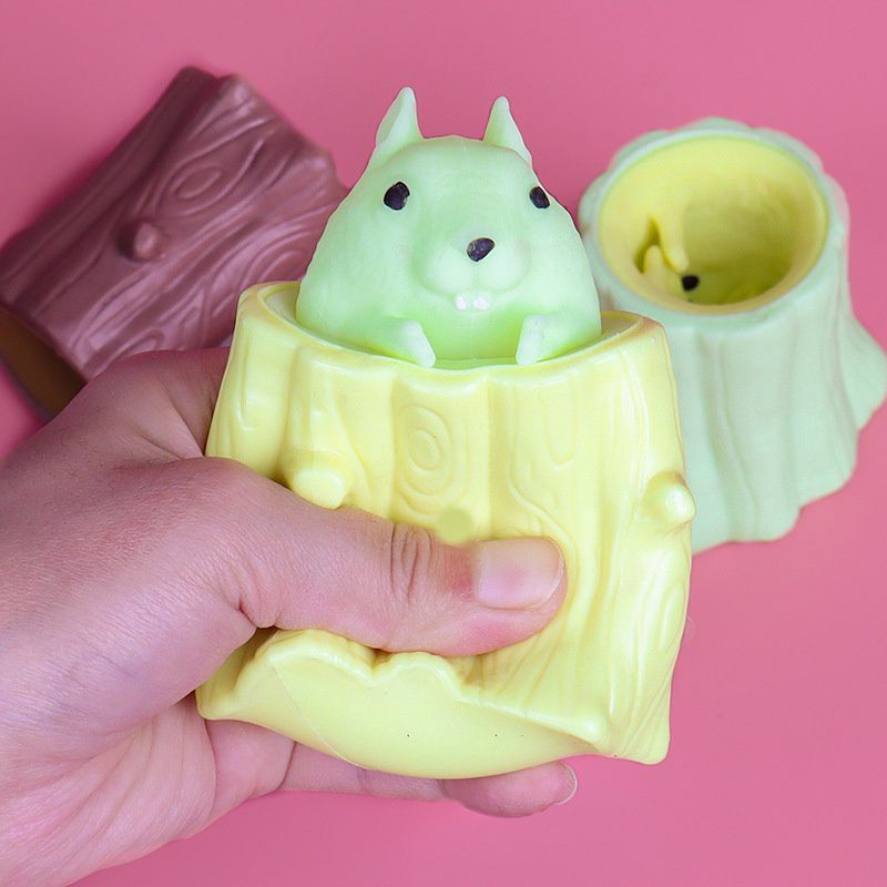 Đồ chơi thú bóp, sóc trốn gốc cây xả stress