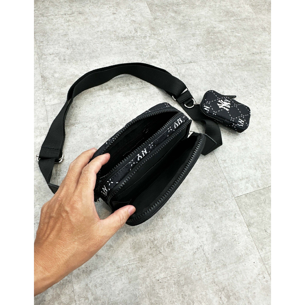Túi đeo chéo MLB monogram mini crossbodybag NewYork màu đen hàng xuất dư cao cấp cho nam nữ thời trang Hàn Quốc