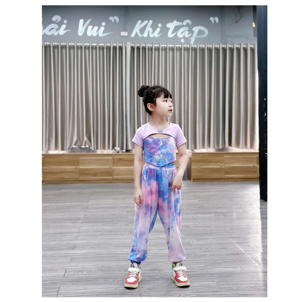 Set thể thao bé gái tập nhảy áo croptop vạt chéo cổ đính cúc xinh xắn quần joggger màu tím loang cho bé 18-42kg FA030