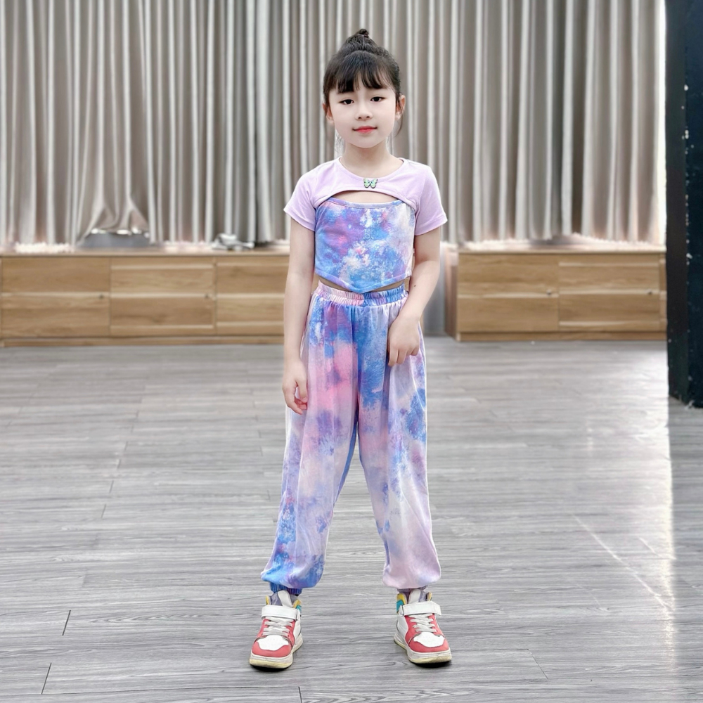 Set thể thao bé gái tập nhảy áo croptop vạt chéo cổ đính cúc xinh xắn quần joggger màu tím loang cho bé 18-42kg FA030