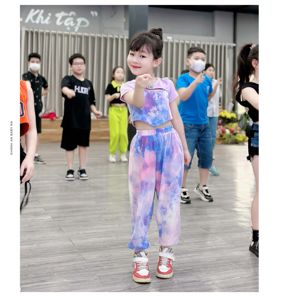 Set thể thao bé gái tập nhảy áo croptop vạt chéo cổ đính cúc xinh xắn quần joggger màu tím loang cho bé 18-42kg FA030