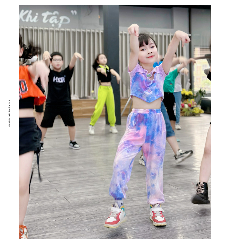 Set thể thao bé gái tập nhảy áo croptop vạt chéo cổ đính cúc xinh xắn quần joggger màu tím loang cho bé 18-42kg FA030