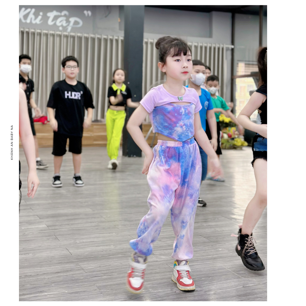Set thể thao bé gái tập nhảy áo croptop vạt chéo cổ đính cúc xinh xắn quần joggger màu tím loang cho bé 18-42kg FA030