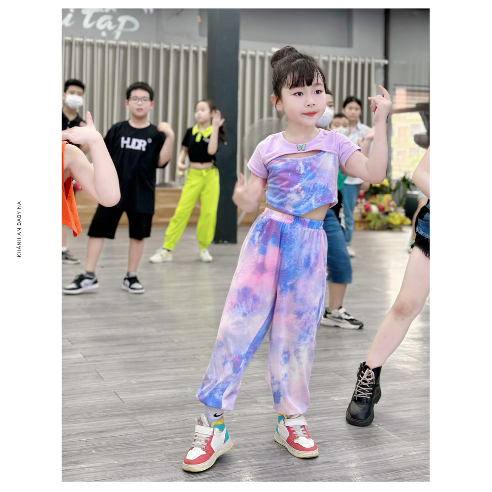 Set thể thao bé gái tập nhảy áo croptop vạt chéo cổ đính cúc xinh xắn quần joggger màu tím loang cho bé 18-42kg FA030