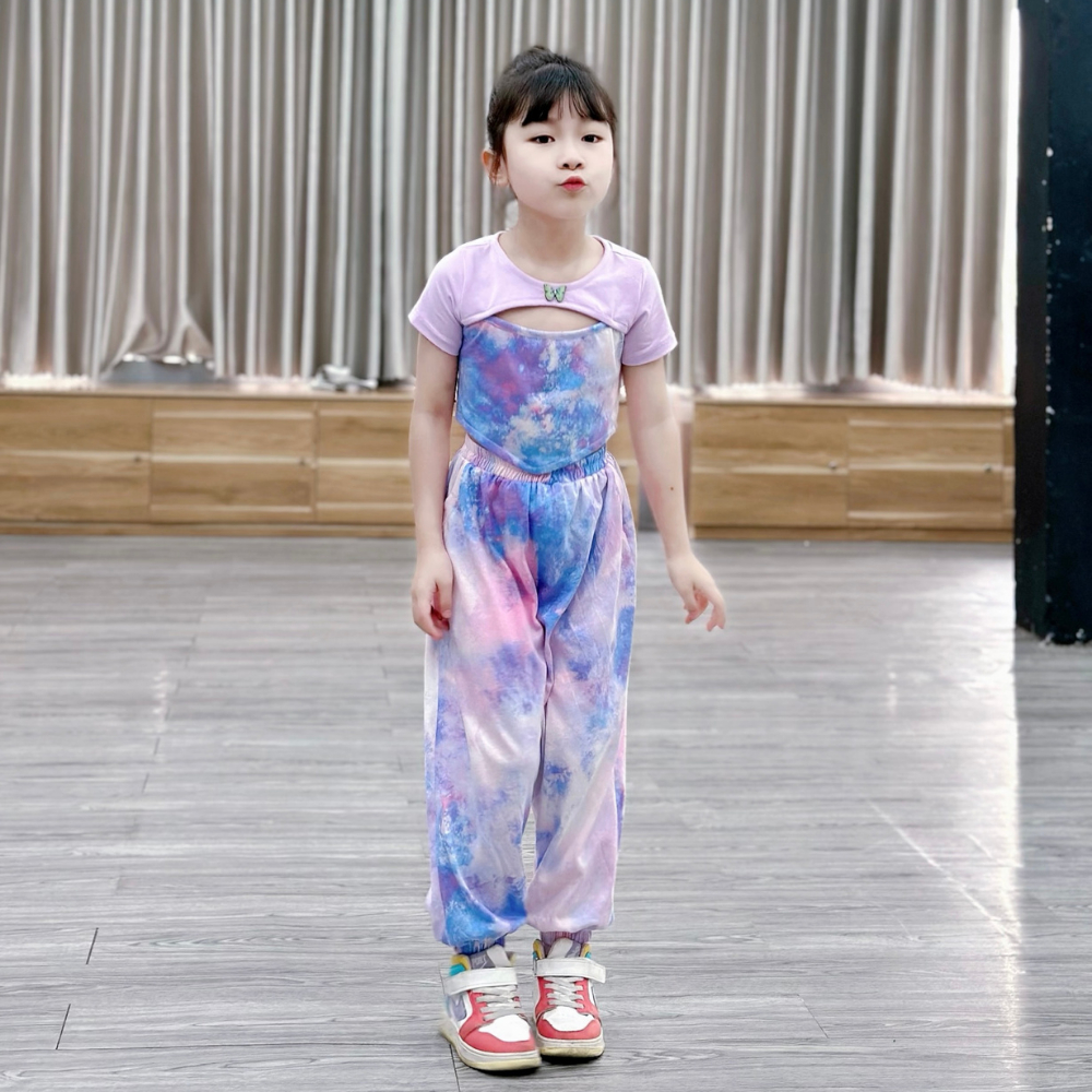 Set thể thao bé gái tập nhảy áo croptop vạt chéo cổ đính cúc xinh xắn quần joggger màu tím loang cho bé 18-42kg FA030