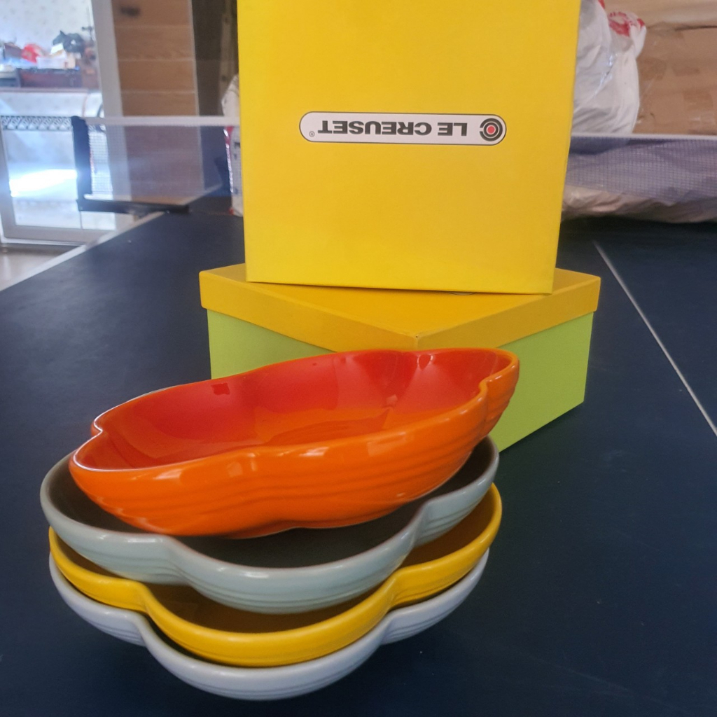 Set 4 cái đĩa Le Creuset hoạ tiết hoa 4 màu 8" - 20.3cm Le Creuset Flower Plate Dish 8" Bright Rainbow 4 Color