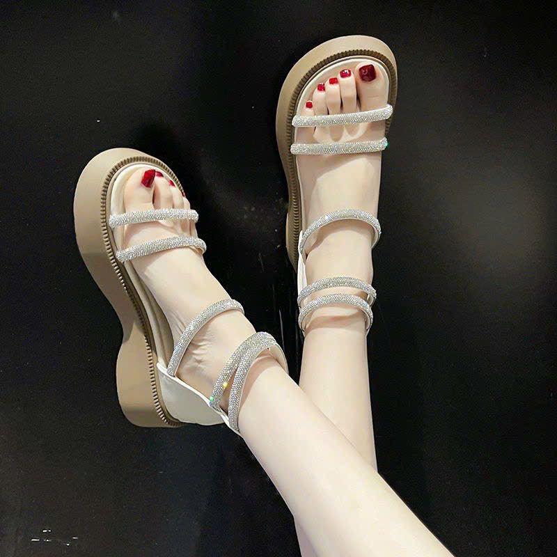 sandal dây chiến binh đế băng đi lại cực thoải mái mà vẫn cao thêm 5-6cm thiết kế rất basic nhưng vẫn có điểm nhấn