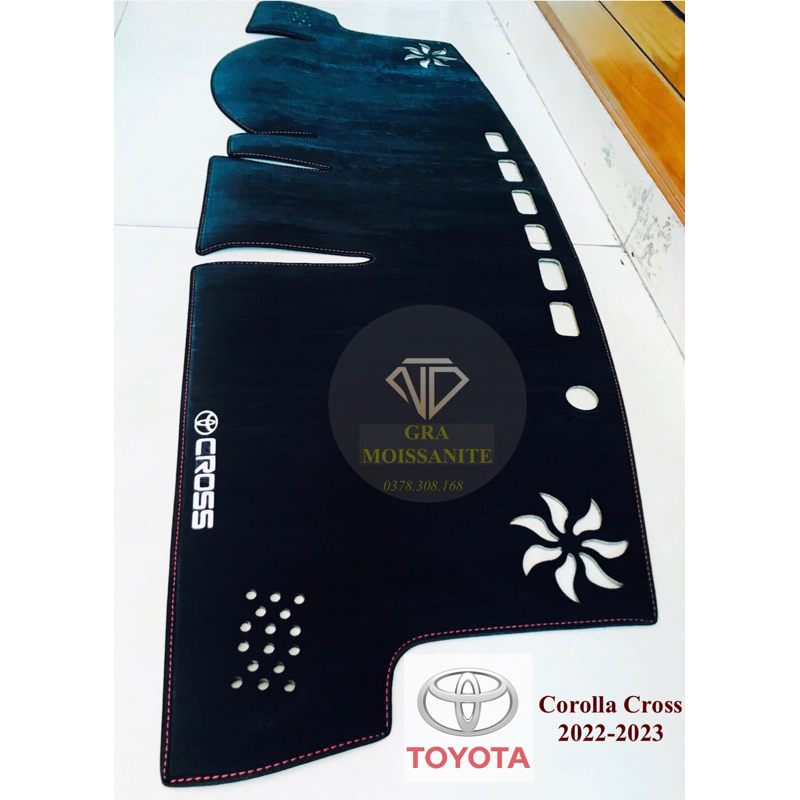 Thảm taplo ô tô Toyota Corolla Cross 2022-2023, da vân gỗ-Đẹp(Quà tặng)