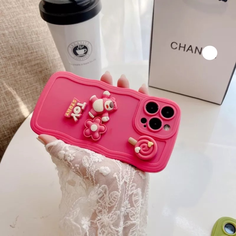 Ốp lưng ip pro camera GỢN SÓNG HỒNG NEON kèm hoạ tiết gấu dâu lotso giơ tay + toy hồng neon dành cho ip